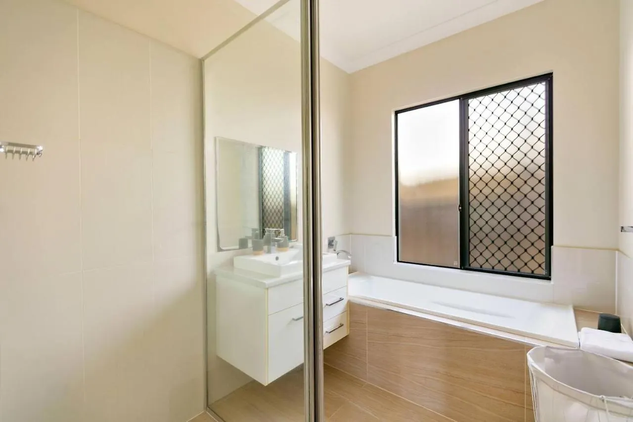 'Serene Selwyn' Coastal Villa Near Trinity Beach Yorkeys Knob 0*,  Australia