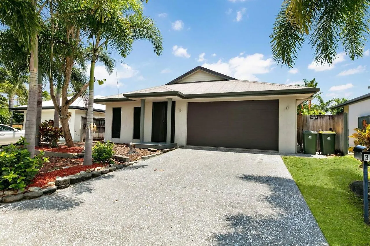'Serene Selwyn' Coastal Villa Near Trinity Beach Yorkeys Knob